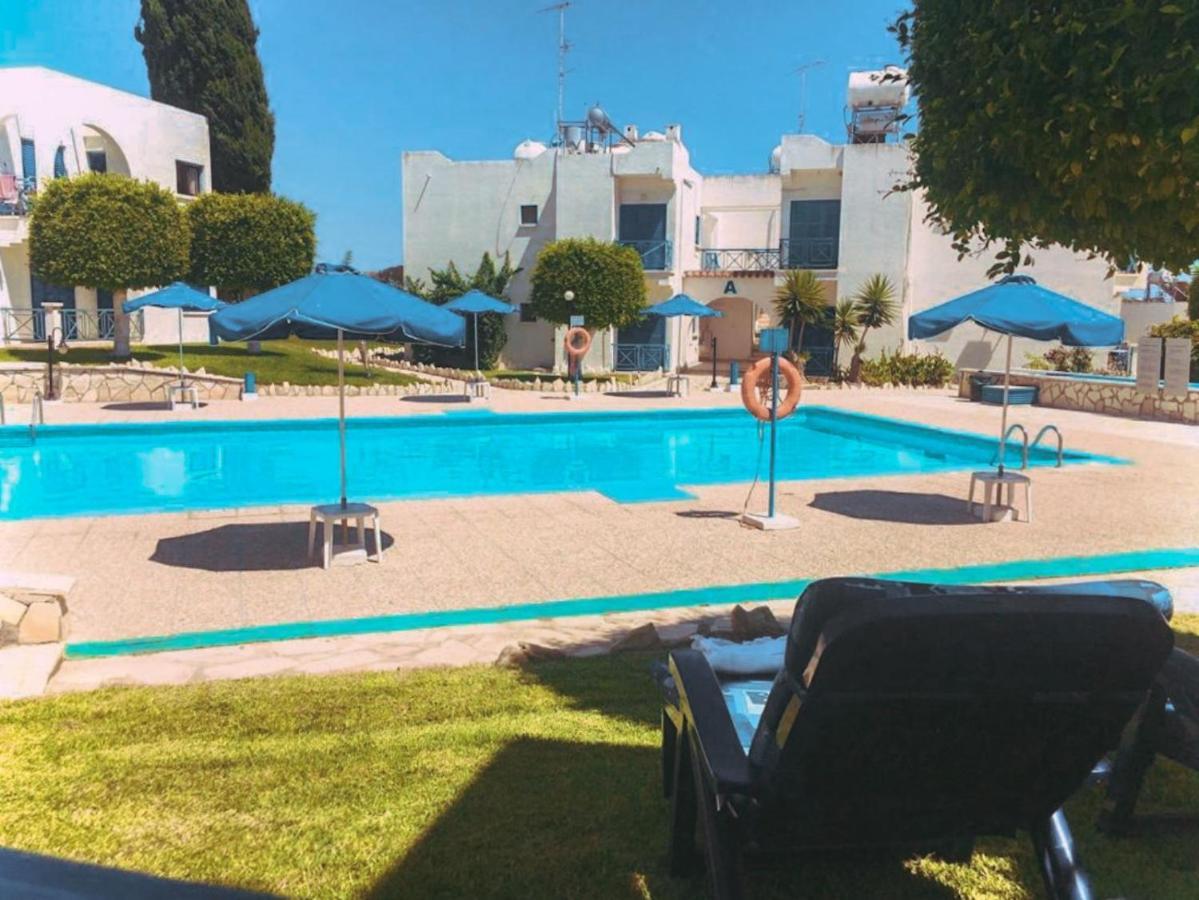 Shelter Next To The Beach Larnaca Exterior photo